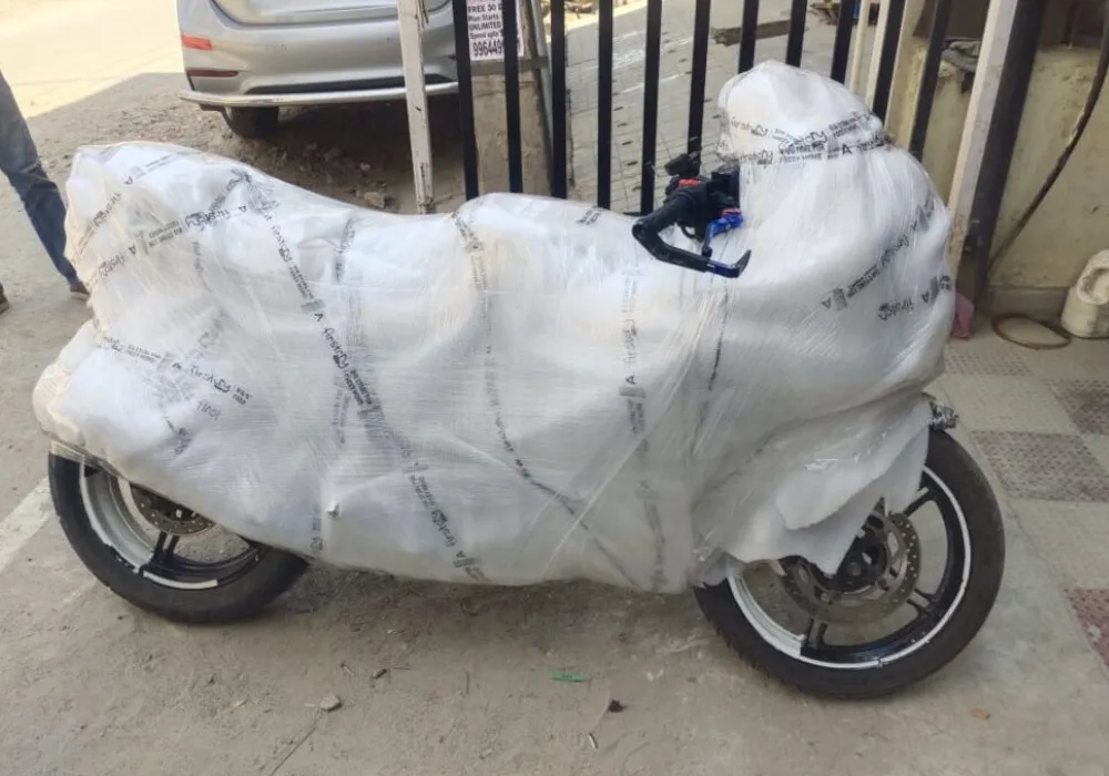 Packing and moving service team at work